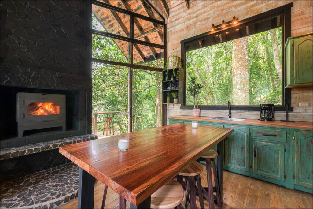 Unicorn Lodge: Direct Riverfront : Unique Experience San Gerardo de Dota Buitenkant foto